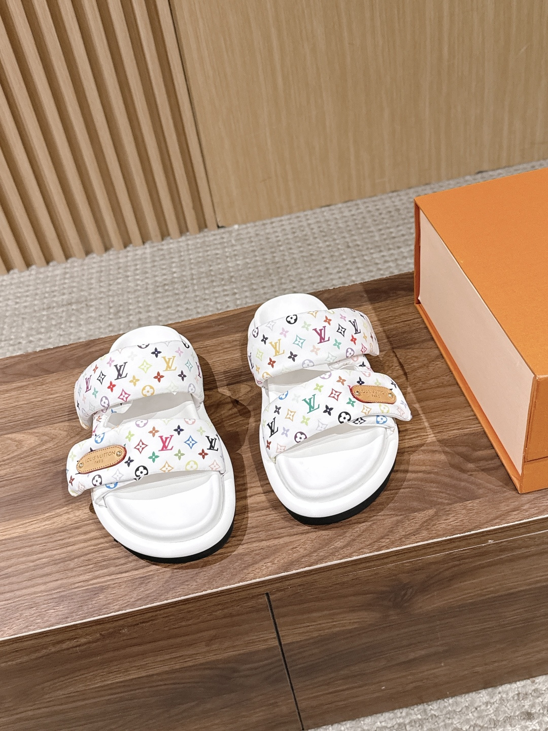 루이비통 풀 필로우 플랫 컴포트 뮬 슬리퍼 남녀공용