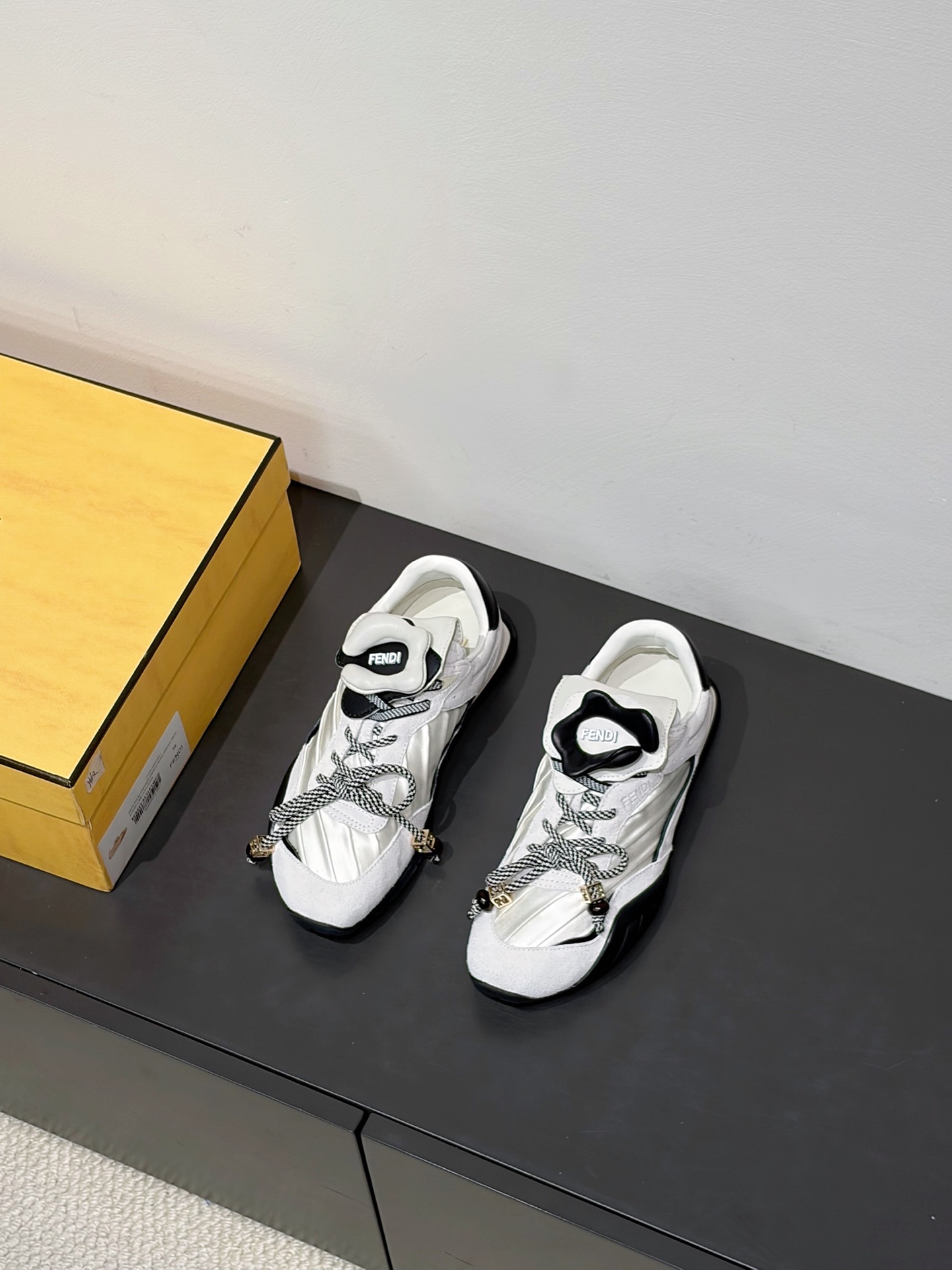 펜디 플로우 스니커즈